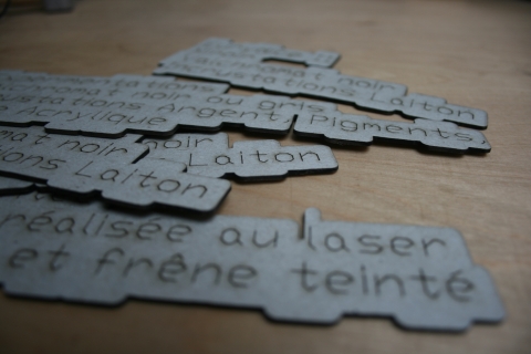 Automatically wrapps your text with a contour based on overlapping offsets of your text.